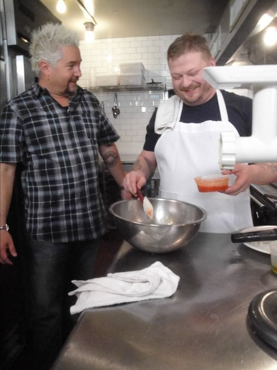 Guy Fieri (l.) - Bildquelle: 2013, Television Food Network, G.P. All Rights Reserved.