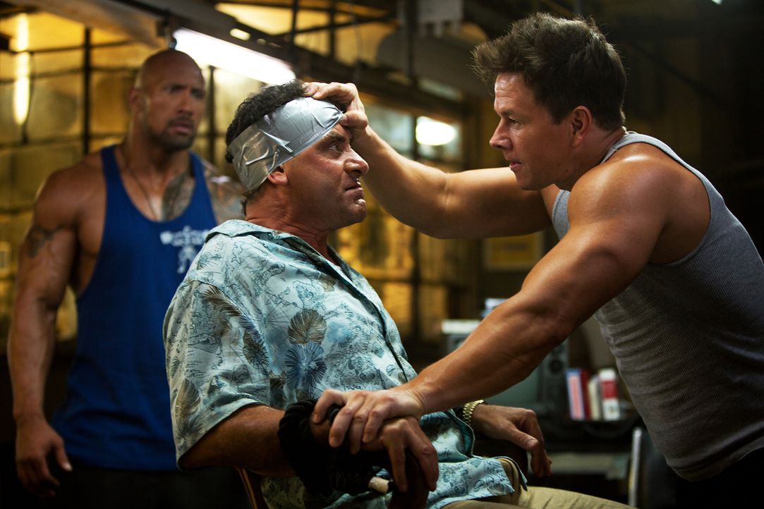 Daniel Lugo (Mark Wahlberg, r.) und Paul (Dwayne Johnson, l.) gelingt es, den reichen Geschäftsmann Viktor Kershaw (Tony Shalhoub, M.) zu entführen... - Bildquelle: Jaimie Trueblood (2014) PARAMOUNT PICTURES. ALL RIGHTS RESERVED.