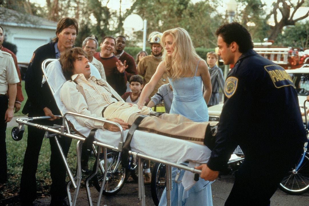 Das Date mit seiner großen Liebe Mary (Cameron Diaz, 2.v.r.) endet für den ungeschickten Ted (Ben Stiller, 2.v.l.) in der Notaufnahme ... - Bildquelle: 1998 Twentieth Century Fox Film Corporation. All rights reserved.