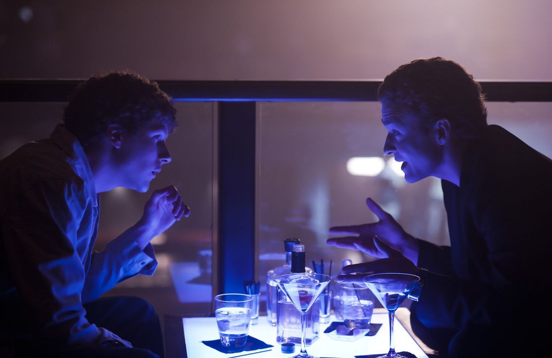 Machen sich auf, die Online-Welt zu revolutionieren: Mark Zuckerberg (Jesse Eisenberg, l.) und Sean Parker (Justin Timberlake, r.) ... - Bildquelle: 2010 Columbia Pictures Industries, Inc. and Beverly Blvd LLC. All Rights Reserved.