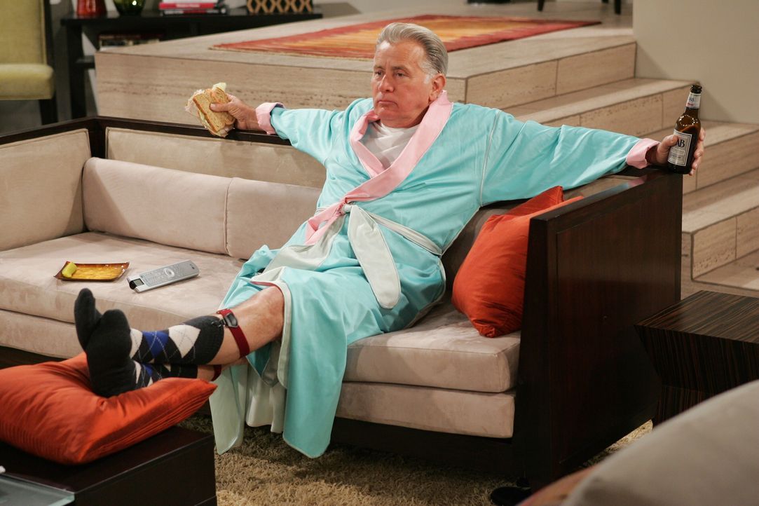 Ebenso wie seine Tochter Rose, hat es Harvey (Martin Sheen) auf ein Mitglied der Harper Familie abgesehen ... - Bildquelle: Warner Brothers Entertainment Inc.