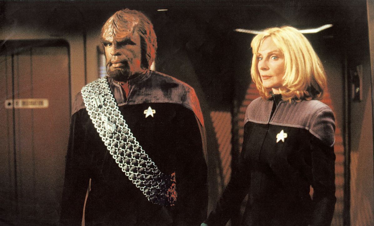 Worf (Michael Dorn, l.) und die Schiffsärztin Dr. Crusher (Gates McFadden, r.) sind auf der Flucht vor den Borg ... - Bildquelle: Paramount Pictures