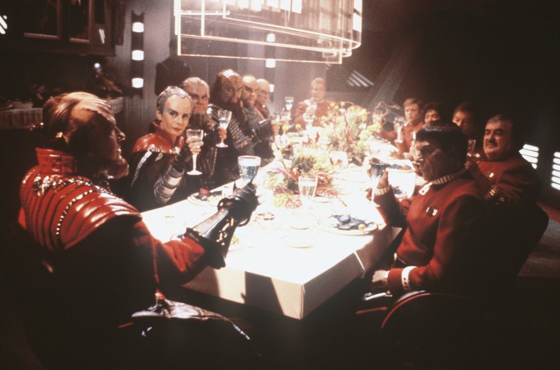 Die Klingonen mit ihrem Kanzler Gorkon (David Warner, l.) auf der &#8222;Enterprise&#8220;. Sie trinken auf das unentdeckte Land &#8211; die Zukunft. - Bildquelle: Paramount Pictures