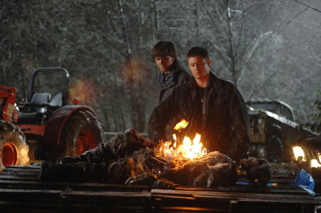 Um den Geist des mysteriösen Trucks vernichten zu können, müssen Sam (Jared Padalecki, l.) und Dean (Jensen Ackles, r.), einen Truck, der vor 40 Jah... - Bildquelle: Warner Bros. Television