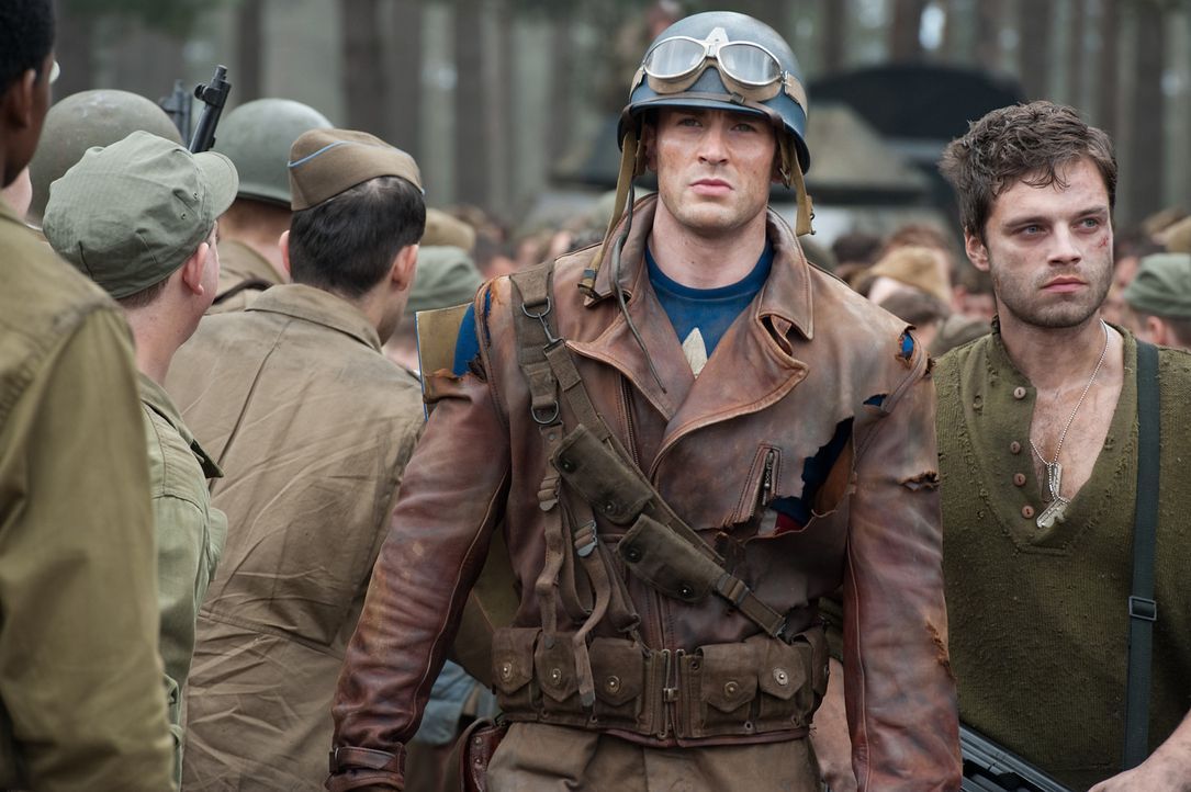 Als Steve Rogers (Chris Evans, 2.v.r.) erfährt, dass sein Freund Bucky (Sebastian Stan, r.) und einige seiner Kameraden in Gefangenschaft geraten s... - Bildquelle: TM &   2011 Marvel Entertainment, LLC & subs. All Rights Reserved.