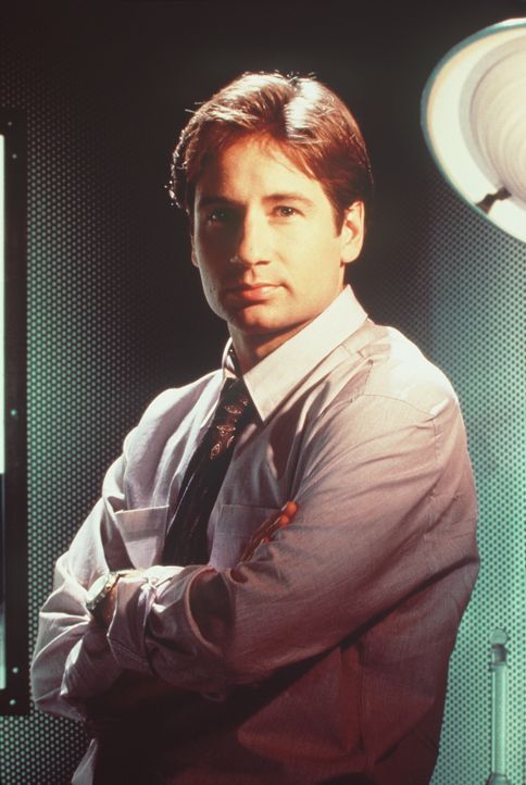 (1. Staffel) - FBI-Agent Fox Mulder (David Duchovny) befasst sich mit der Aufklärung längst abgelehnter Fälle, was seinen Vorgesetzten gar nicht rec... - Bildquelle: TM +   Twentieth Century Fox Film Corporation. All Rights Reserved.