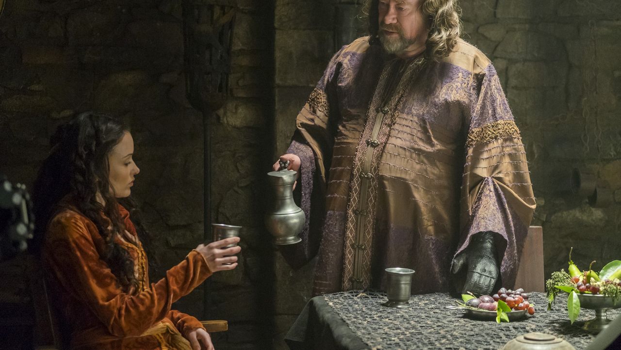Haben ihre ganz eigenen Pläne: Odo (Owen Roe, r.) und Therese (Karen Hassan, l.) ... - Bildquelle: 2016 TM PRODUCTIONS LIMITED / T5 VIKINGS III PRODUCTIONS INC. ALL RIGHTS RESERVED.