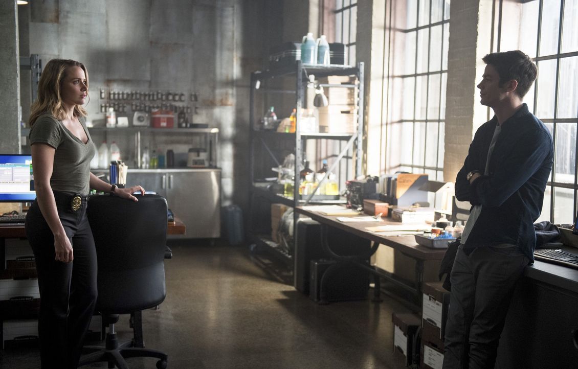 Erkennt Patty (Shantel VanSanten, l.) wer Barry (Grant Gustin, r.) wirklich ist? - Bildquelle: 2015 Warner Brothers.
