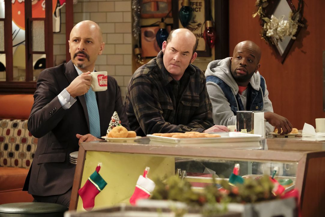 (v.l.n.r.) Fawz (Maz Jobrani); Tush (David Koechner); Howard (Gary Anthony Williams) - Bildquelle: Jessica Brooks 2017 CBS Broadcasting, Inc. All Rights Reserved. / Jessica Brooks