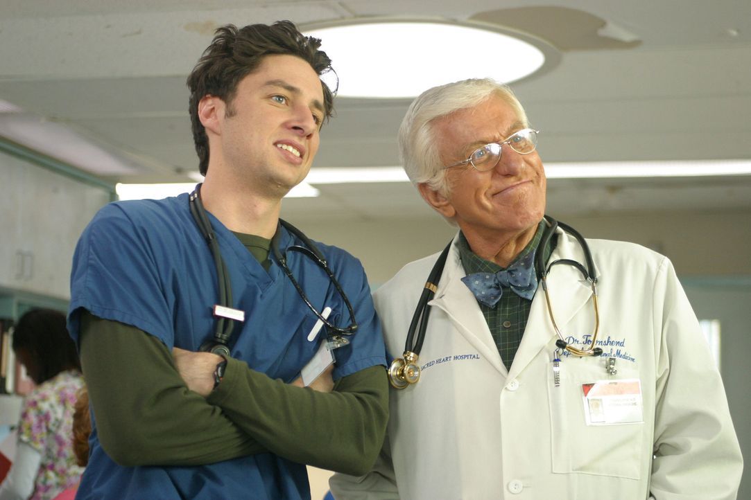 Als J.D. (Zach Braff, l.) die Gelegenheit bekommt, mit Dr. Townsend (Dick Van Dyke, r.) an einem Fall zusammenzuarbeiten, fühlt er sich mächtig geeh... - Bildquelle: Touchstone Television