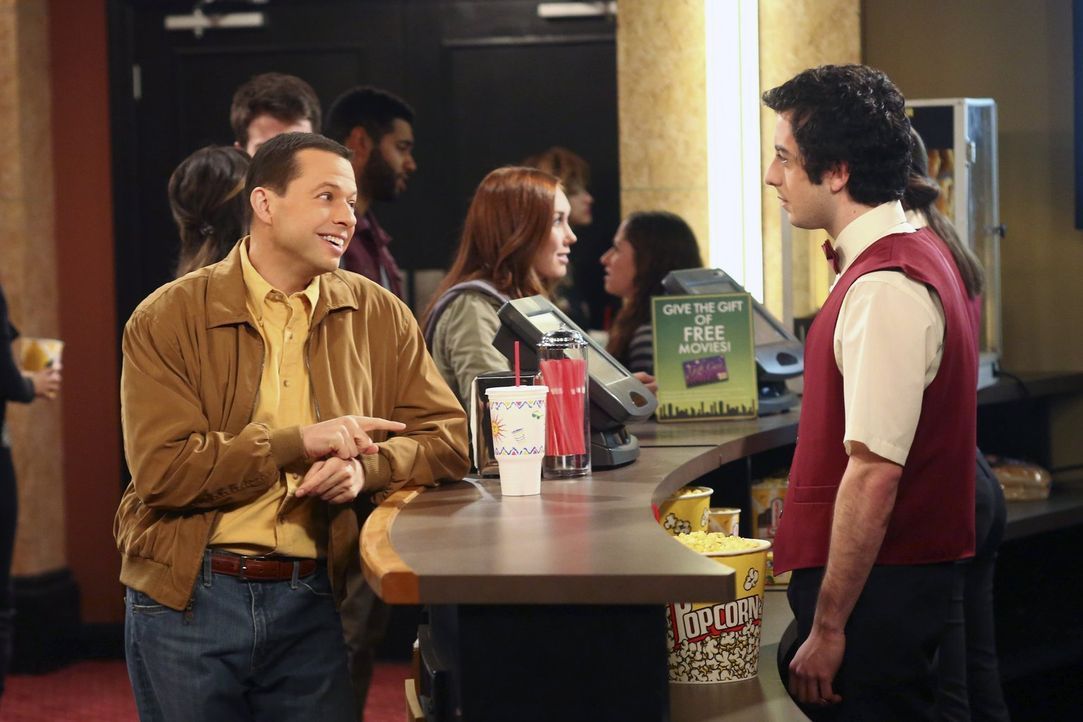 Ausgerechnet im Kino muss sich Alan (Jon Cryer, l.) einer unangenehmen Begegnung stellen ... - Bildquelle: Warner Brothers Entertainment Inc.