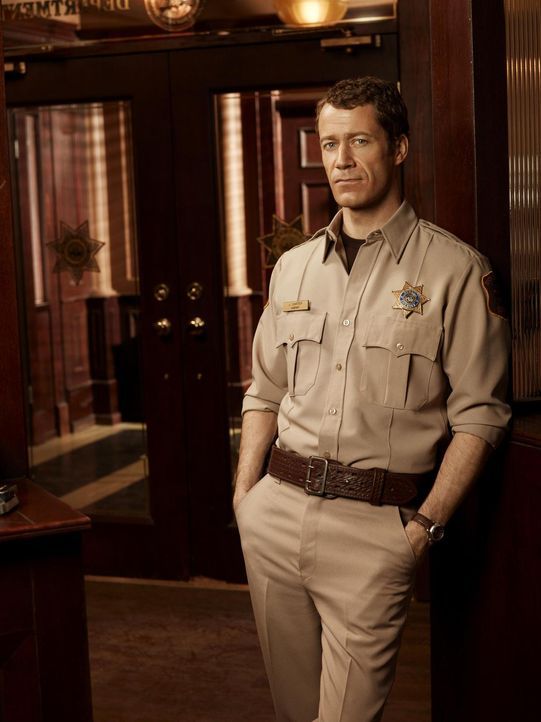 (4. Staffel) - Vor einiger Zeit landete Jack Carter (Colin Ferguson) durch Zufall in Eureka, einem kleinen Städtchen, in dem alles etwas anders ist... - Bildquelle: Universal Television
