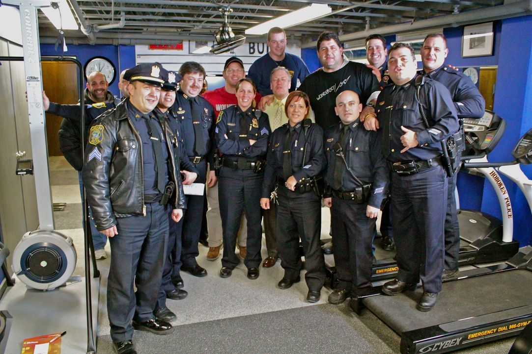 Polizeirevier; Jason Cameron (hinten M.); Tony Siragusa (hinten 2. v. r.) - Bildquelle: Nathan Frye 2011, DIY Network/ Nathan Frye