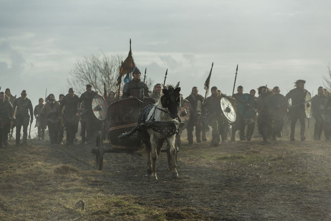 Ivar (Alex Høgh Andersen, vorne) und seine Brüder ziehen in die Schlacht gegen König Egbert und seinen Sohn Aethelwulf, während Kattegat von einer g... - Bildquelle: 2016 TM PRODUCTIONS LIMITED / T5 VIKINGS III PRODUCTIONS INC. ALL RIGHTS RESERVED.