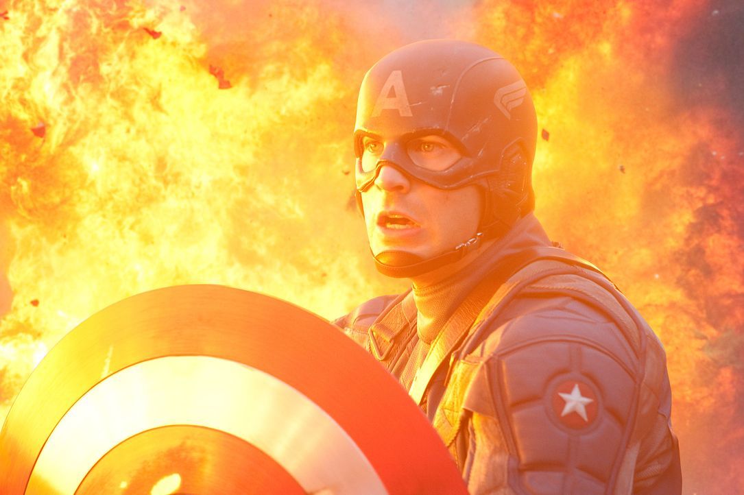 Captain America Steve Rogers (Chris Evans) muss alles riskieren, um den größenwahnsinnige Nazi Johann Schmidt, der sich nach einem Selbstversuch m... - Bildquelle: TM &   2011 Marvel Entertainment, LLC & subs. All Rights Reserved.