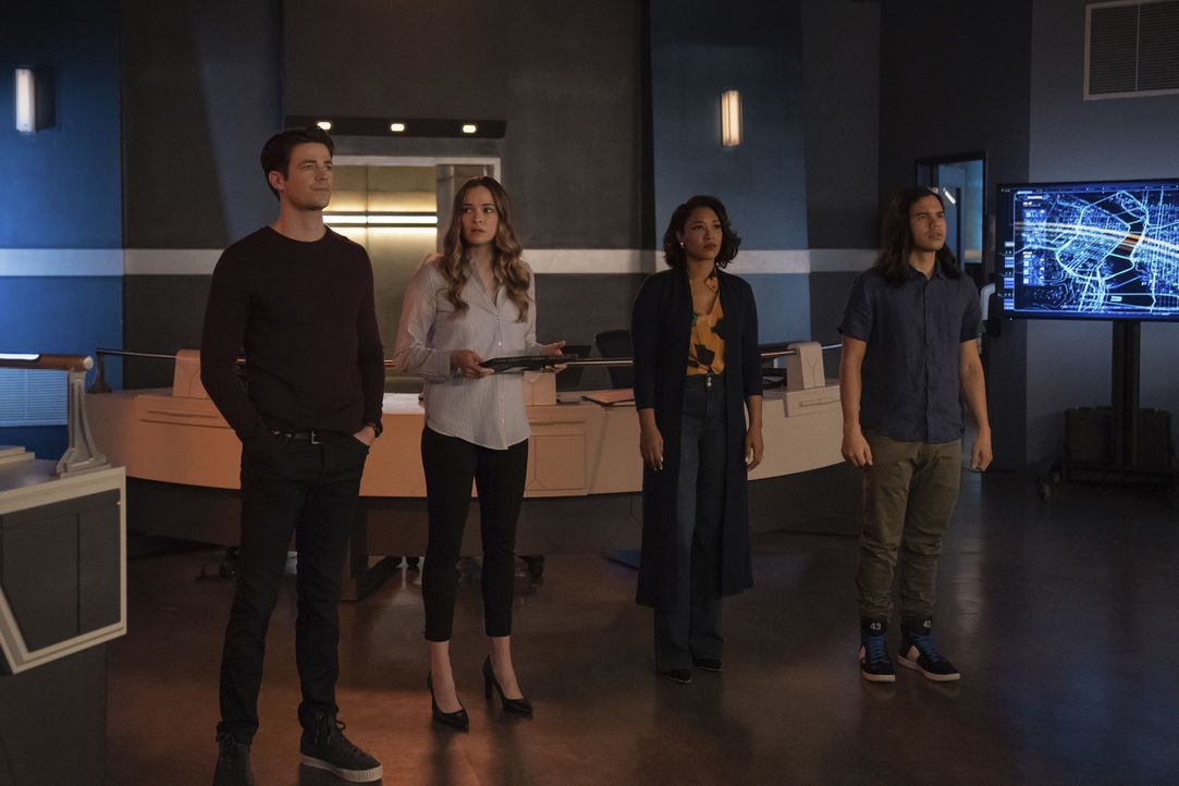 (v.l.n.r.) Barry Allen (Grant Gustin); Caitlin Snow (Danielle Panabaker); Iris West-Allen (Candice Patton); Cisco Ramon (Carlos Valdes) - Bildquelle: Warner Bros. Entertainment Inc. All Rights Reserved.