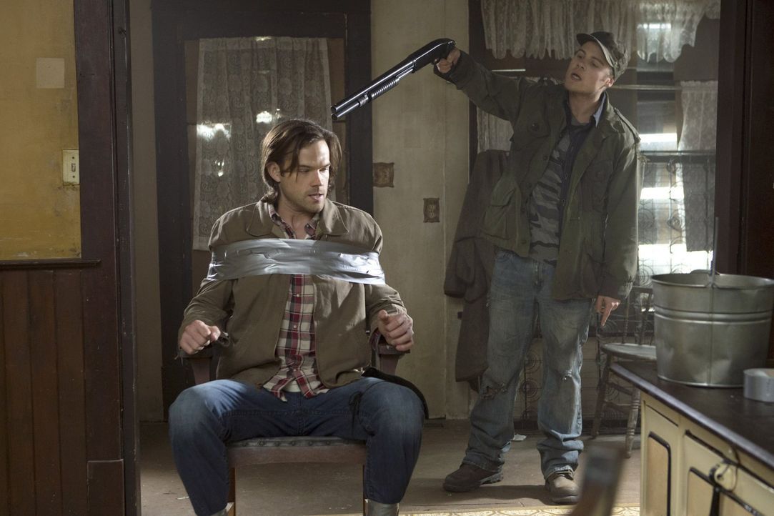 Ein Jäger in den eigenen vier Wänden? Connor (Reilly Dolman, r.) gefällt es überhaupt nicht, dass Sam (Jared Padalecki, l.)  bei ihm und seiner Fami... - Bildquelle: 2013 Warner Brothers