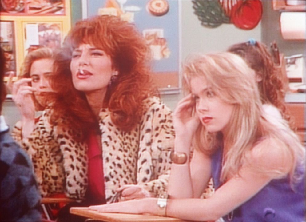 Zu ihrem Ärger muss Kelly (Christina Applegate, r.) zusammen mit ihrer Mutter Peggy (Katey Sagal, l.) die Schulbank drücken. - Bildquelle: Sony Pictures Television International. All Rights Reserved.