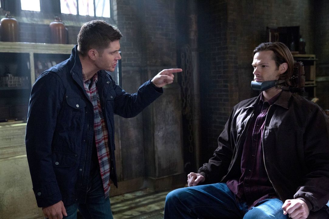 Dean (Jensen Ackles, l.) will Sam (Jared Padalecki, r.) um jeden Preis retten und trifft deshalb einige schwierige Entscheidungen ... - Bildquelle: 2013 Warner Brothers