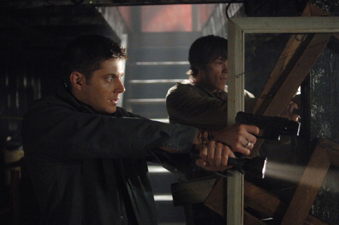 Müssen wieder gegen gefährliche Monster ankämpfen: Sam (Jared Padalecki, r.) und Dean (Jensen Ackles, l.) ... - Bildquelle: Warner Bros. Television