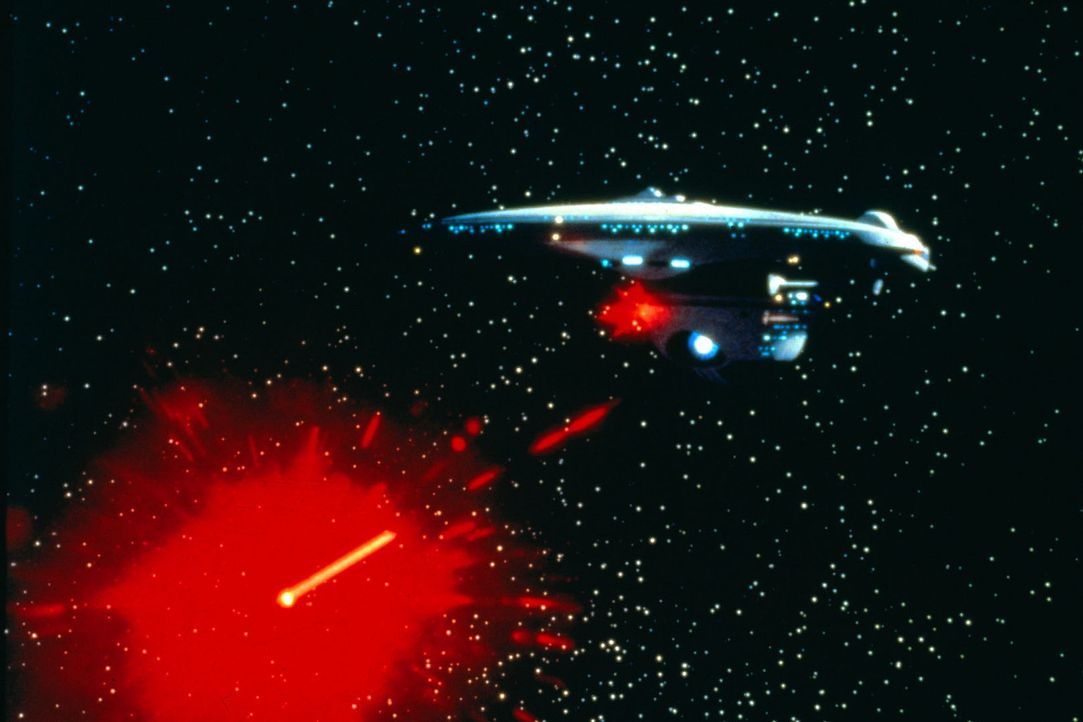 Das klingonische Raumschiff wird von der Enterprise beschossen ... - Bildquelle: Paramount Pictures
