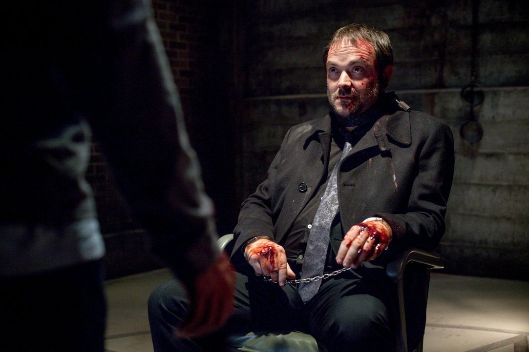 Obwohl die Erinnerungen an seine Menschlichkeit ihm bereits zugesetzt haben, weiß Crowley (Mark Sheppard) immer noch, wie er seine Gegner aus der Re... - Bildquelle: 2013 Warner Brothers
