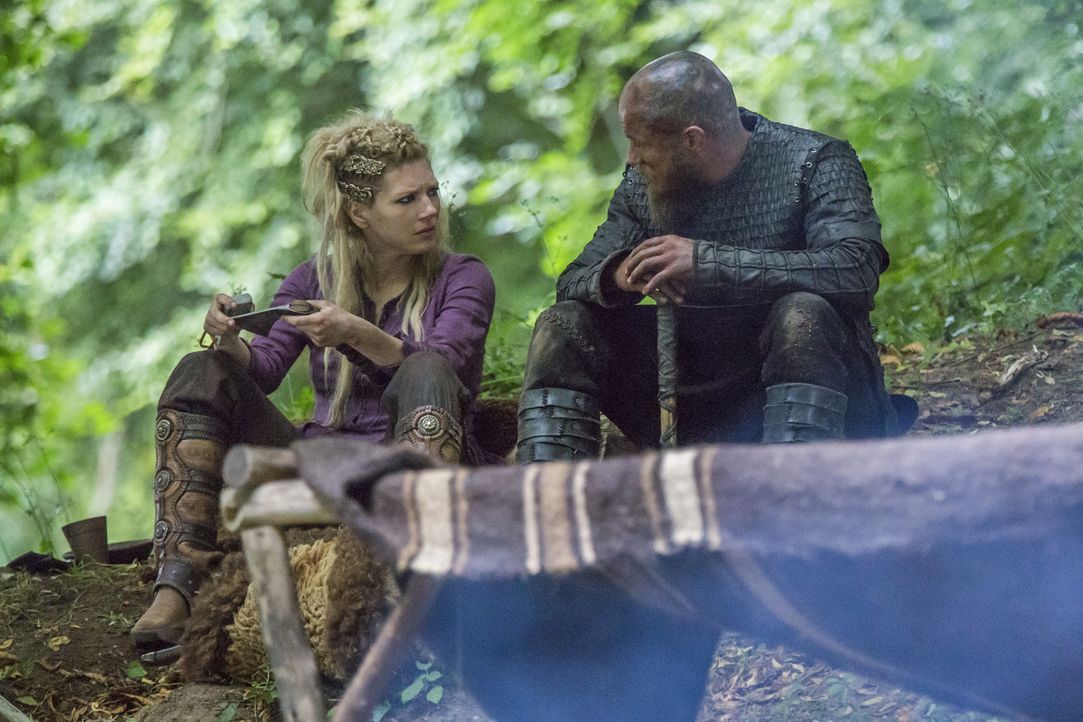 In Kattegat taucht Harbard wieder auf und bietet Aslaug an, sie von ihrem Schmerz zu befreien, während Ragnar (Travis Fimmel, r.), Lagertha (Kathery... - Bildquelle: 2016 TM PRODUCTIONS LIMITED / T5 VIKINGS III PRODUCTIONS INC. ALL RIGHTS RESERVED.