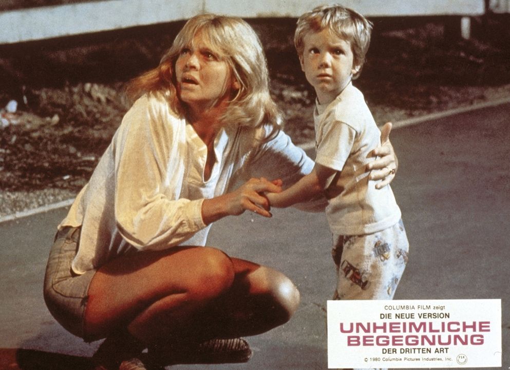 Auch die Malerin Jillian Guiler (Melinda Dillon, l.) und ihr Sohn Barry (Cary Guffey, r.) fühlen sich auf unerklärliche Weise zu dem Tafelberg in... - Bildquelle: Columbia Pictures