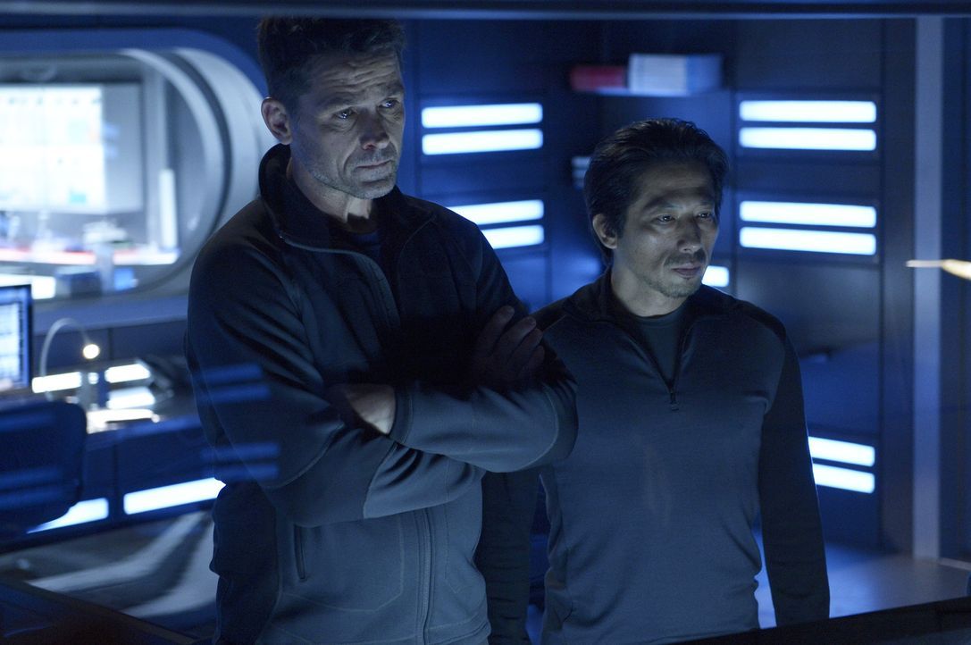 Hatake (Hiroyuki Sanada, r.) legt eine Wahrheit offen, die Alan (Billy Campbell, l.) nicht nur erschreckt, sondern auch sein Weltbild  zerstört ... - Bildquelle: 2014 Sony Pictures Television Inc. All Rights Reserved.