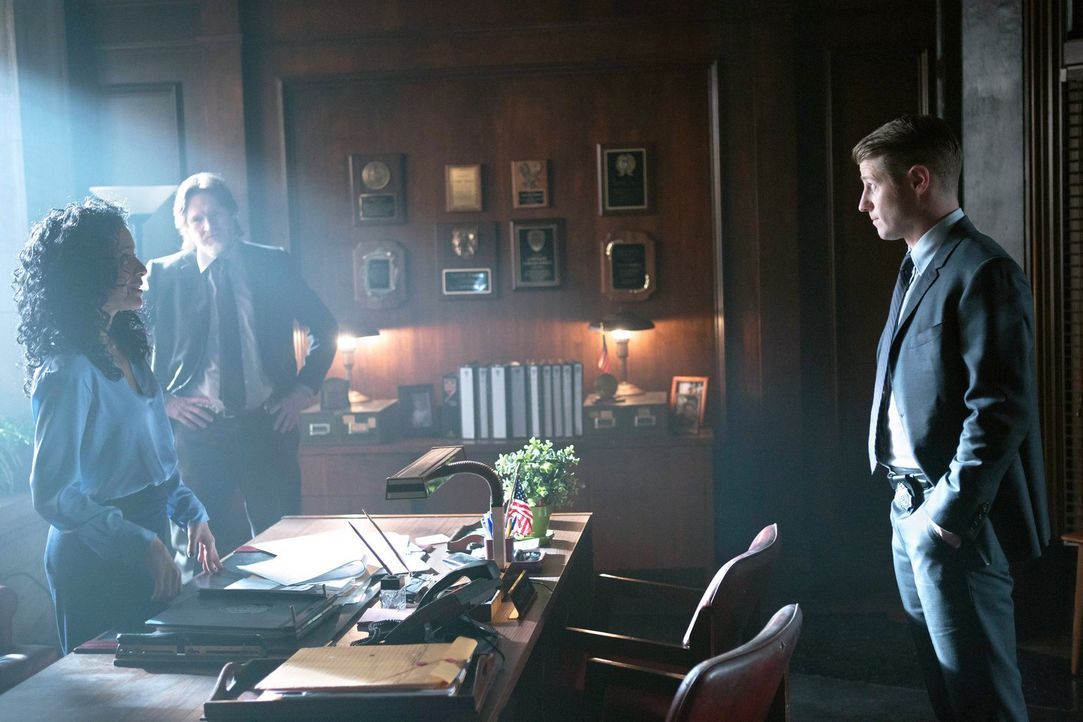 Ein Mordfall beschäftigt Jim Gordon (Ben McKenzie, r.), Harvey Bullock (Donal Logue, M.) und Sarah Essen (Zabryna Guevara, l.) ... - Bildquelle: Warner Bros. Entertainment, Inc.