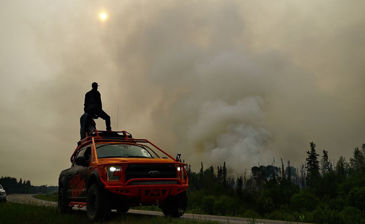 Ein riesiger Waldbrand in der kanadischen Provinz ruft auch die Tornado Hunter auf den Plan ...