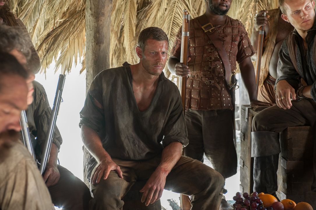 Nachdem Billy (Tom Hopper, M.) Kapitän Hume entkommen konnte,  brennt die Crew natürlich darauf zu erfahren, wie er überhaupt in Gefangenschaft gera... - Bildquelle: 2015 Starz Entertainment LLC, All rights reserved.