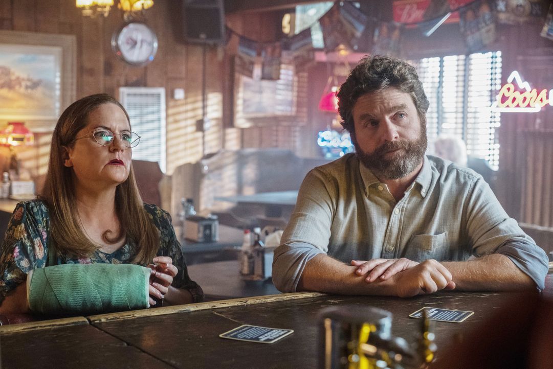Martha Brooks (Martha Kelly, l.); Chip Baskets (Zach Galifianakis, r.) - Bildquelle: 2018 FX Productions, LLC. All rights reserved.