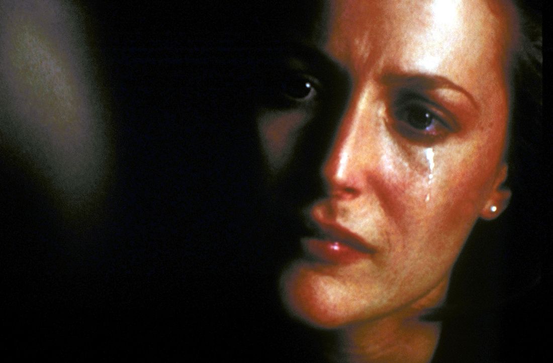 Durch einen Zufall gerät Scully (Gillian Anderson) an die Röntgenbilder ihres ehemaligen Lehrers und Geliebten, der schwer herzkrank auf der Intensi... - Bildquelle: TM +   2000 Twentieth Century Fox Film Corporation. All Rights Reserved.