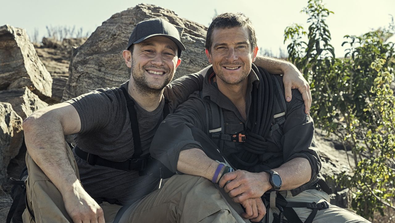 жан клод ван дамм добро пожаловать в джунгли. беар гриллс со звездами. беар гриллс и съемочная группа. выживает со своими друзьями. озеро страха: наследие фильм 2018.