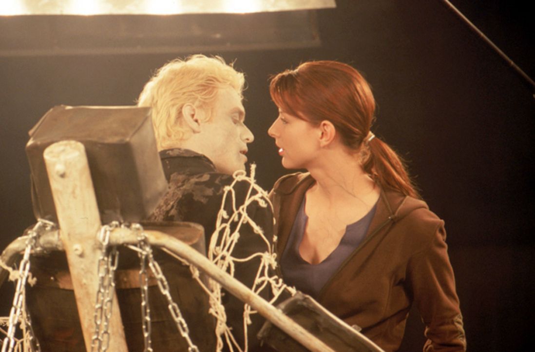 Trotz seiner prekären Lage, scheut Dracula (Stephen Billington, l.) nicht davor zurück, mit der hübschen Studentin Elizabeth Blaine (Diane Neal, r.)... - Bildquelle: Neo Art & Logic