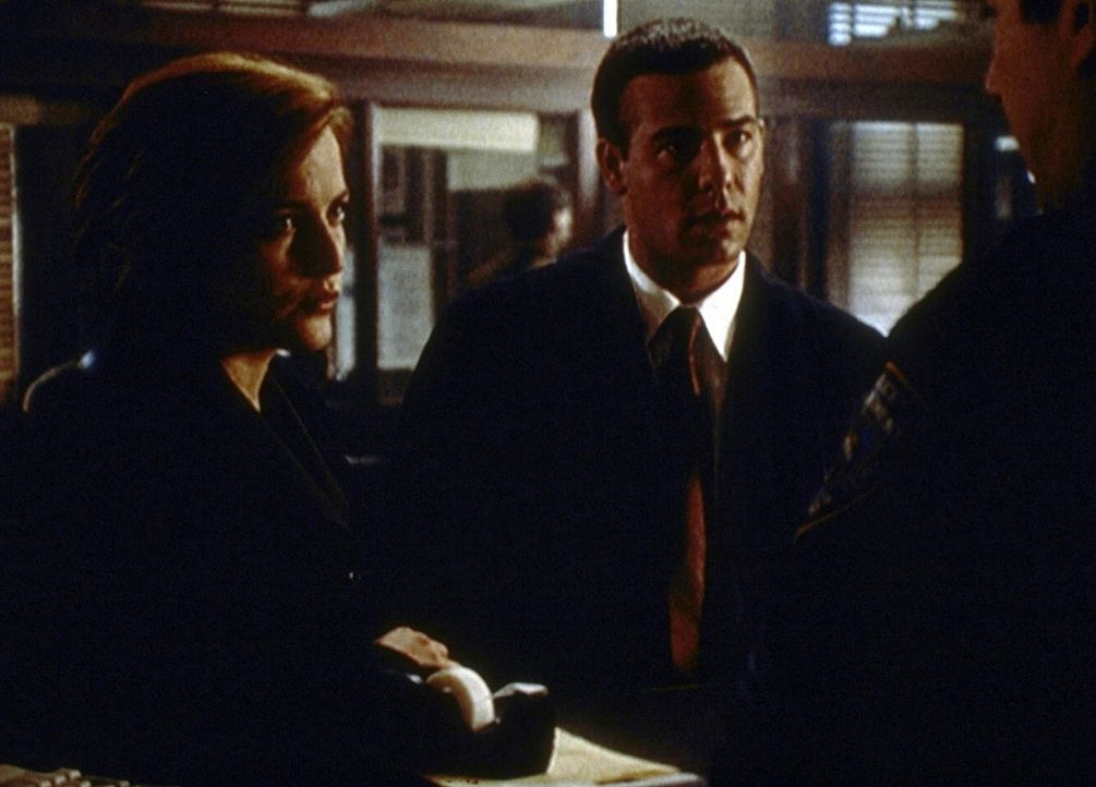 Scully (Gillian Anderson, l.) und ihr derzeitiger Kollege Peyton Ritter (Richard Ruccolo) ermitteln gegen einen New Yorker Fotografen. - Bildquelle: TM +   2000 Twentieth Century Fox Film Corporation. All Rights Reserved.