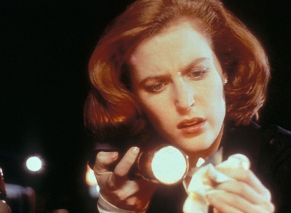 Scully (Gillian Anderson) stellt fest, dass der Serienmörder Ton an den Händen hatte. - Bildquelle: TM +   2000 Twentieth Century Fox Film Corporation. All Rights Reserved.