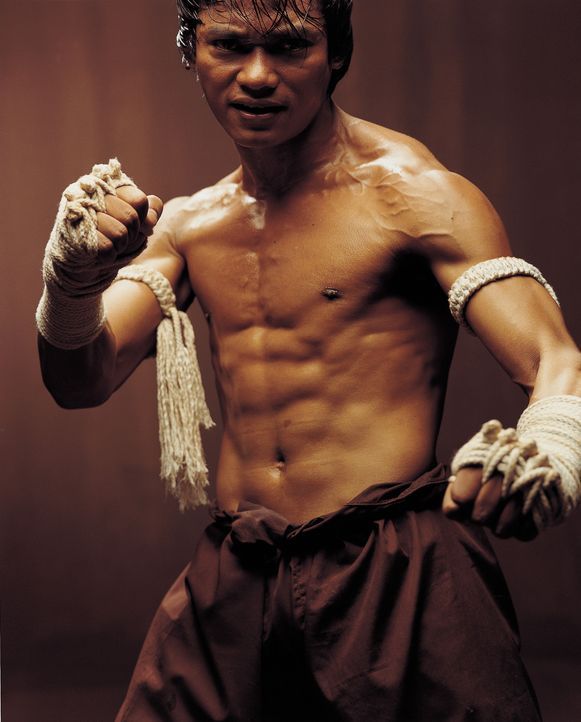 Mit der Hilfe von George hofft der in der überlieferten Kampfkunst Muay Thai ausgebildete Waisenjunge Ting (Tony Jaa), dem Dieb die gestohlene Buddh... - Bildquelle: e-m-s new media AG