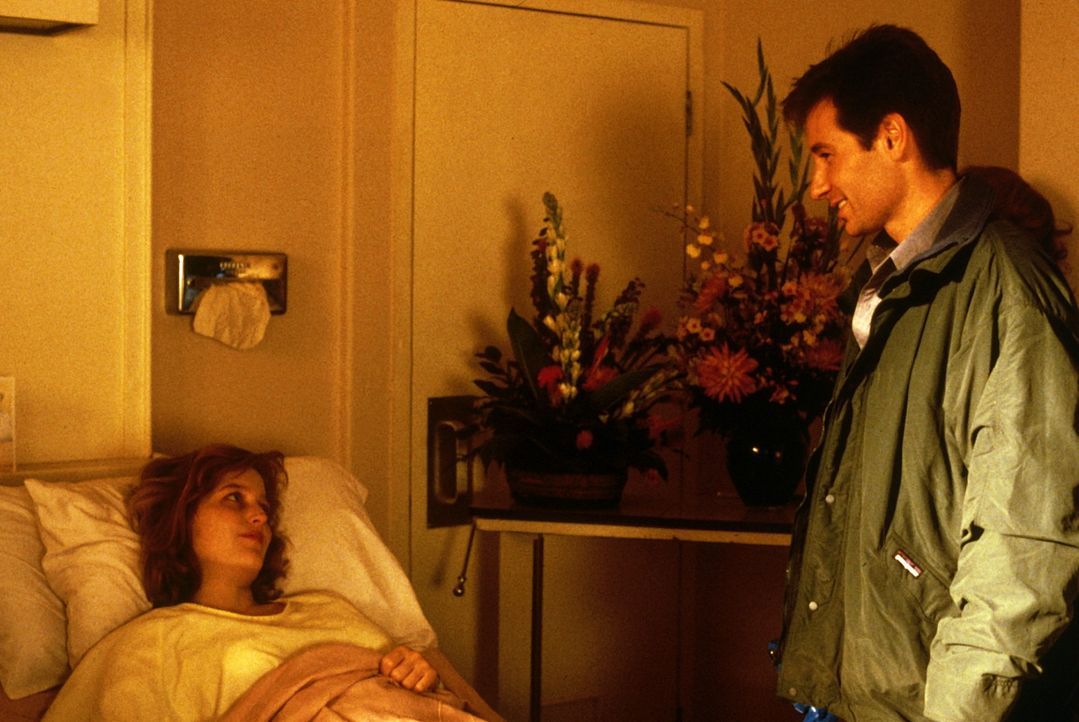 Mulder (David Duchovny, r.) besucht seine Kollegin Scully (Gillian Anderson, l.), die aus dem Koma wieder erwacht ist. - Bildquelle: TM +   Twentieth Century Fox Film Corporation. All Rights Reserved.