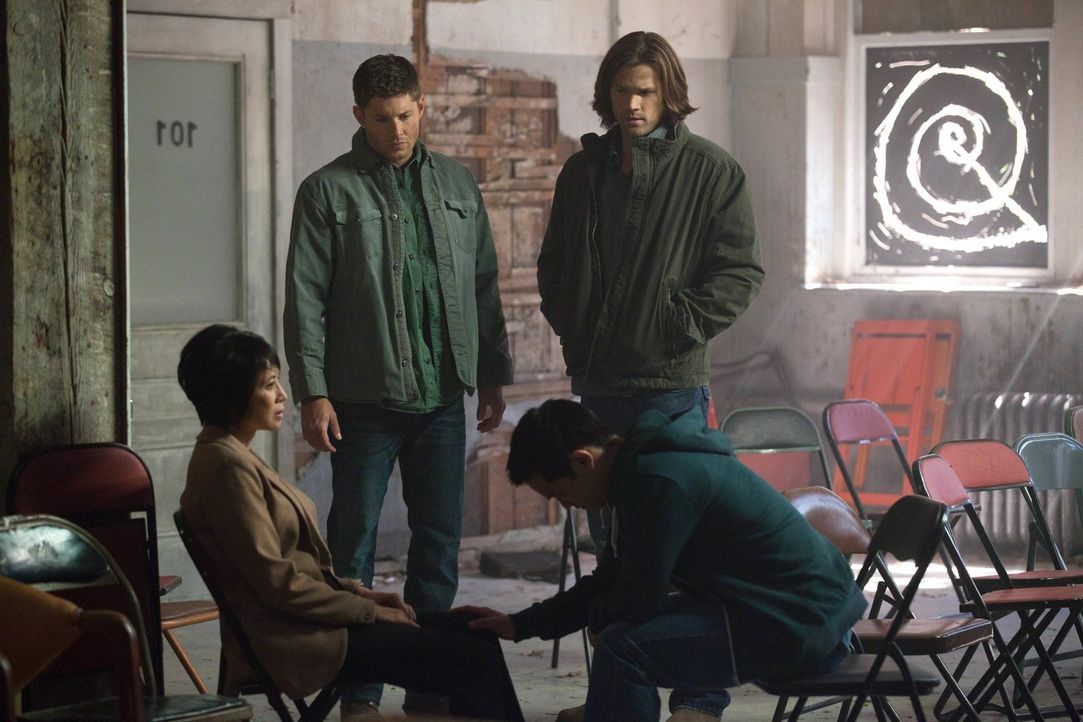 Kevin (Osric Chau, vorne r.) hatte Sam (Jared Padalecki, hinten r.) und Dean (Jensen Ackles hinten l.) bereits gewarnt, dass seine Mutter Linda (Lau... - Bildquelle: Warner Bros. Television