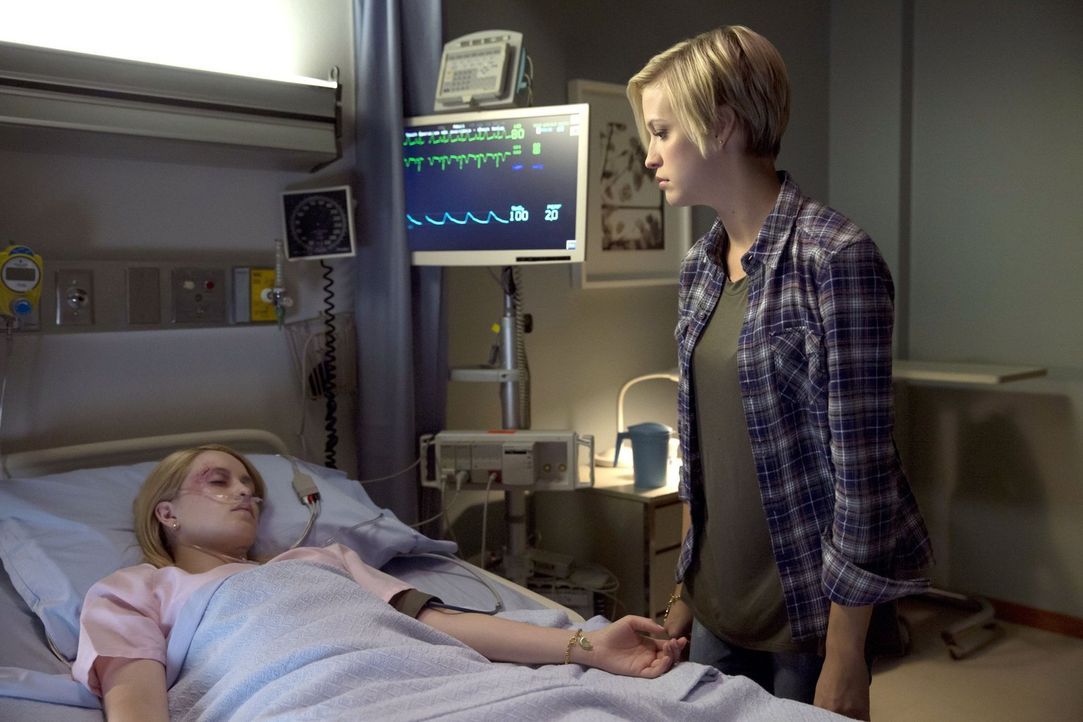Als ihre Schwester Tasha (Emily Tennant, l.) nach einem schweren Unfalls um Überleben kämpft, trifft Kate (Brit Sheridan, r.) eine Entscheidung, die... - Bildquelle: 2016 Warner Brothers