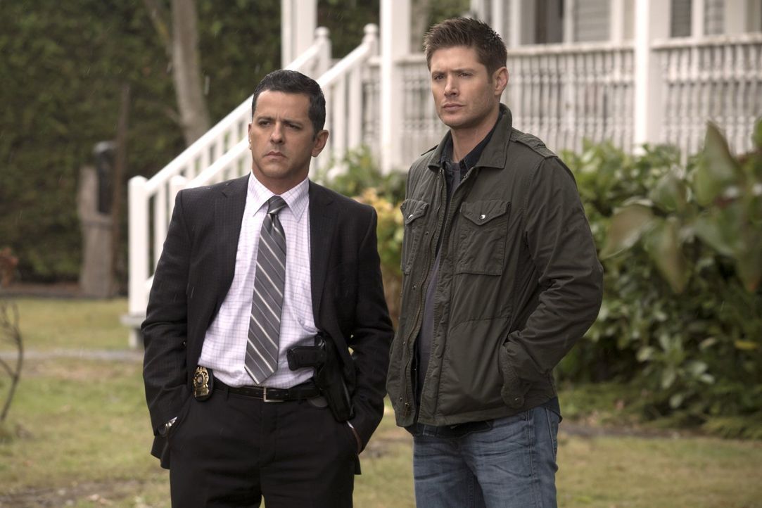 Als eine Mordserie über den Heimatort von Detective Madsen (Claude Knowlton, l.) hereinbricht, beginnen auch Dean (Jensen Ackles, r.) und sein Brude... - Bildquelle: 2014 Warner Brothers