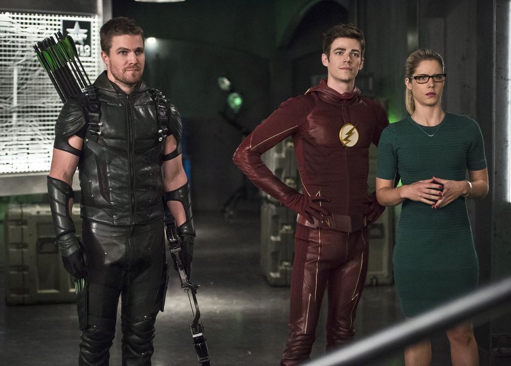 Die Tatsache, dass Barry alias The Flash (Grant Gustin, M.) ohne Vorwarung nach Star City kommt und damit auch hier alle in Gefahr bringt, gefällt O... - Bildquelle: 2015 Warner Brothers.