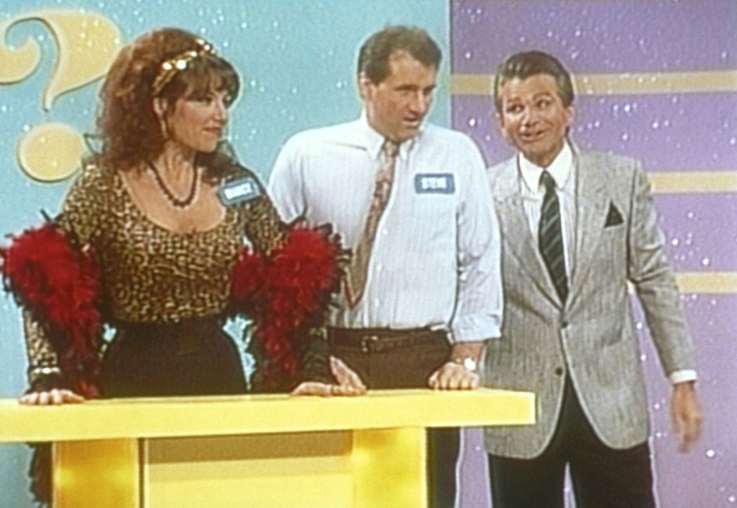 Al (Ed O'Neill, M.) und Peggy (Katey Sagal, l.) treten in der Gameshow von Bink Winkleman (David Leisure, r.) auf. - Bildquelle: Sony Pictures Television International. All Rights Reserved.