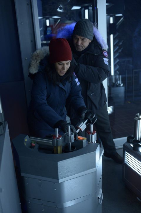 Entwickeln einen waghalsigen Plan: Julia (Kyra Zagorsky, l.) und Alan (Billy Campbell, r.) ... - Bildquelle: 2014 Sony Pictures Television Inc. All Rights Reserved.