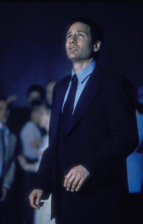 Mulder (David Duchovny) wird in einer Kleinstadt in Kansas mit dem "Regenmacher" konfrontiert, einem Mann, der das Wetter je nach Gefühlslage manipu... - Bildquelle: TM +   2000 Twentieth Century Fox Film Corporation. All Rights Reserved.