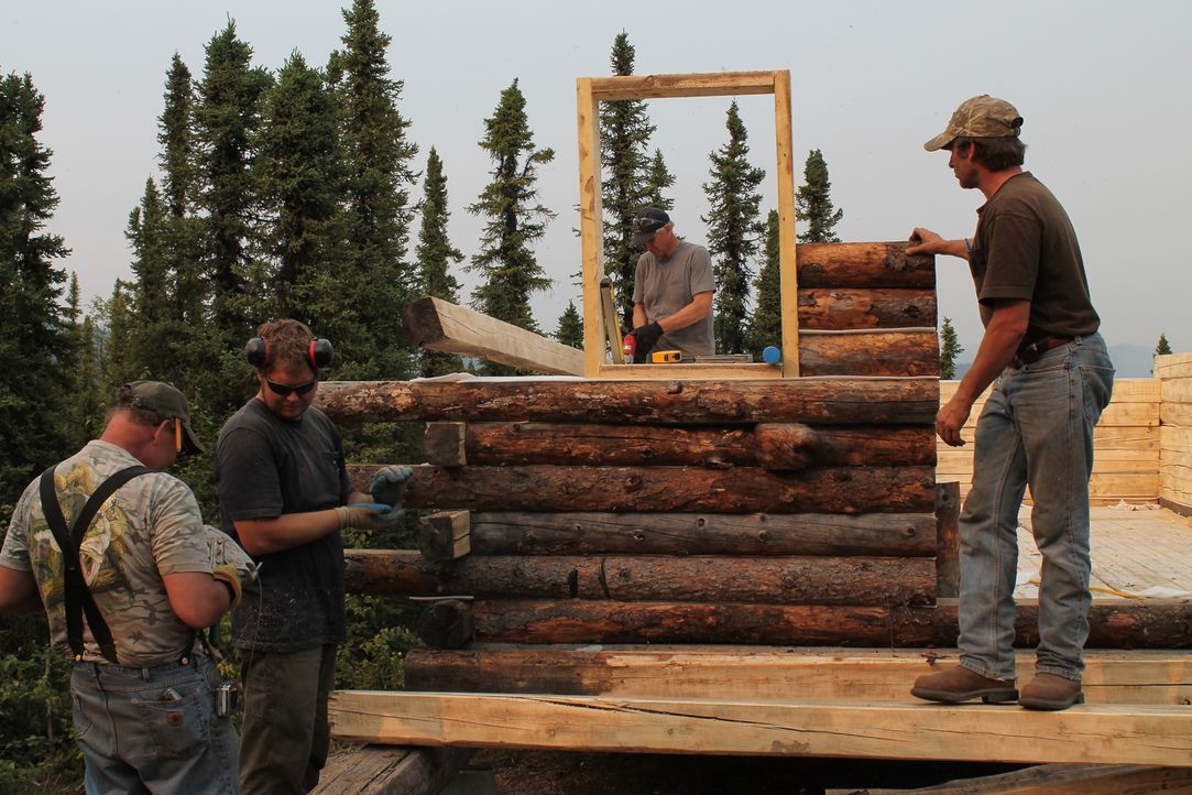 Ein Haus im Nirgendwo heraufzuziehen, ist keine leichte Aufgabe, doch die Bauarbeiter geben gemeinsam ihr Bestes ... - Bildquelle: 2015, DIY Network/Scripps Networks, LLC. All Rights Reserved.