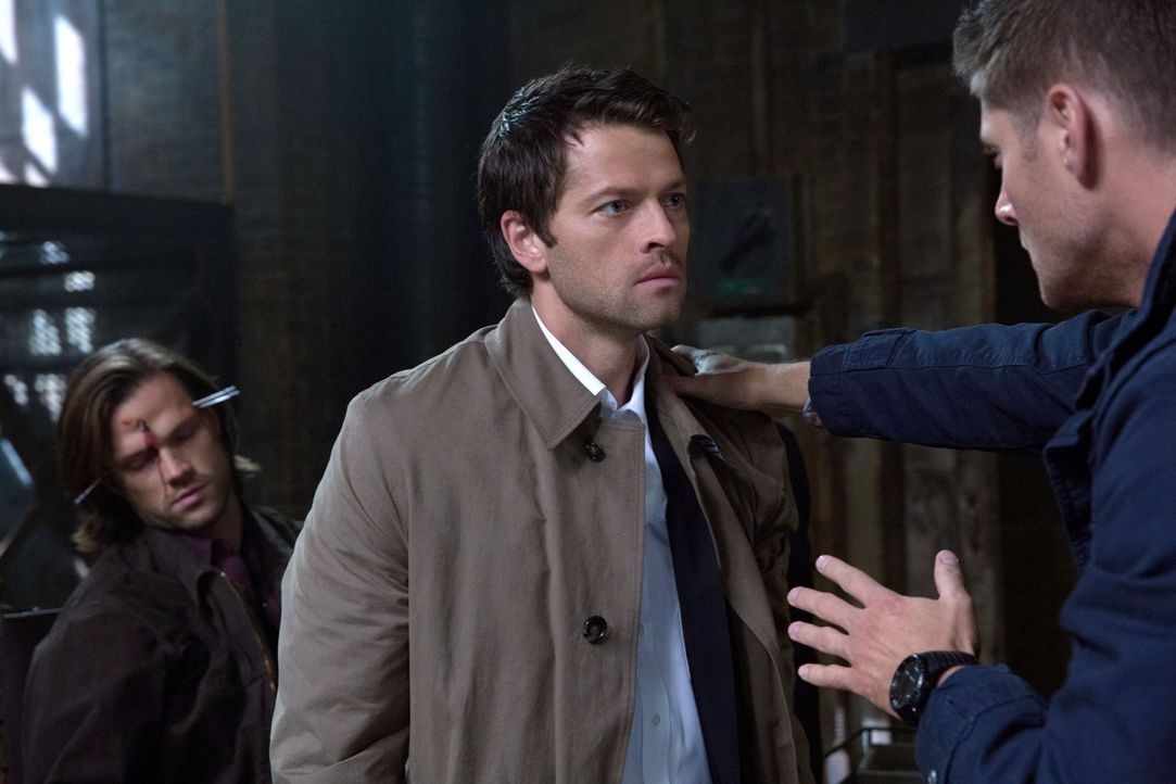 Können Castiel (Misha Collins, M.) und Dean (Jensen Ackles, r.) Sam (Jared Padalecki, l.) wirklich von dem Engel befreien? - Bildquelle: 2013 Warner Brothers