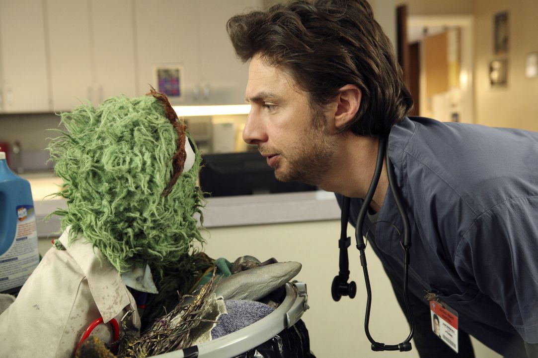 Was ist nur mit J.D. (Zach Braff, r.) los - hat er wirklich Besuch von Oscar (l.) aus der Sesamstrasse erhalten? - Bildquelle: Touchstone Television